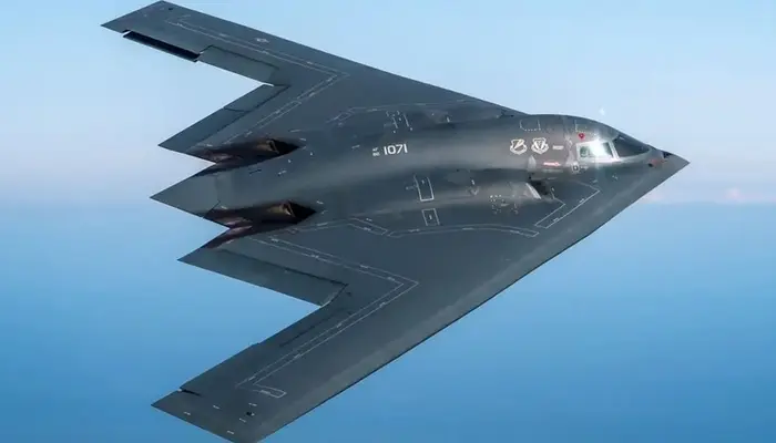 What engines does the B-2 bomber use, and how much mileage does it give?